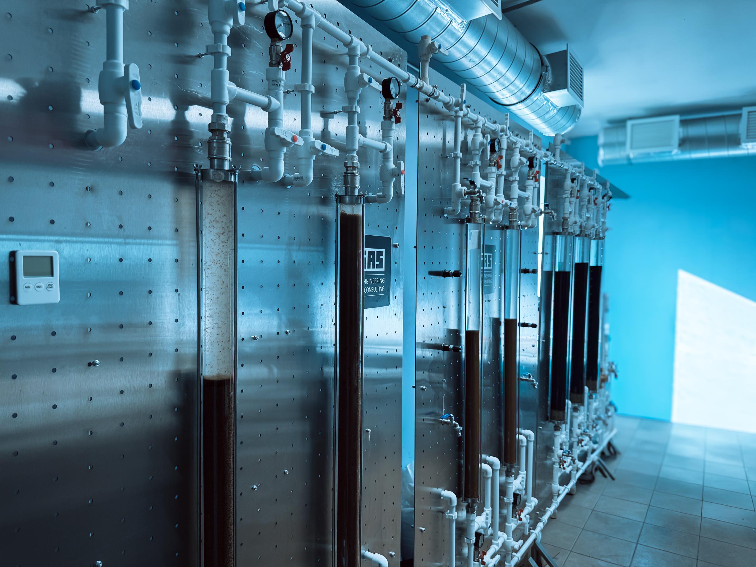 Лабораторная установка для исследования очистки пластовых вод от нефтепродуктов — колонны с фильтрующей загрузкой