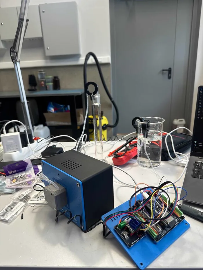 Отладка насоса-дозатора: электроника ESP32 и TMC2209 пока вне корпуса, насос качает воду из стакана